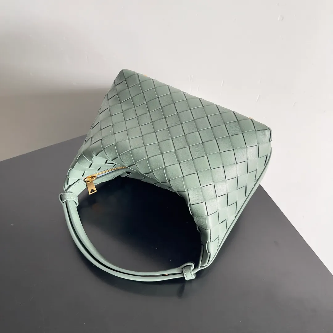 Batch 1360 It is predicted that BV Bottega’s lunch bag will be popular again this year. The entire bag is made of top nappa lambskin, which is very soft and lightweight. It also uses the intrecciato weaving process that the two founders spent several months developing from the beginning of the brand. It is completely hand-woven by Italian craftsmen. It perfectly reflects the craftsmanship of Bottega. The entire bag shape is also a very practical and popular lunch box bag type. The slightly curved arc of the bag mouth can also better fit our wrists. Style number: 754443 Size: 22*13*9